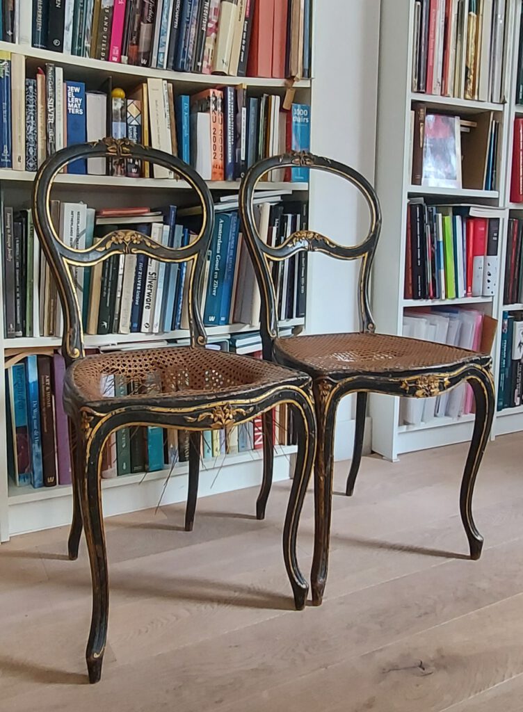 Twee stoelen toegeschreven aan Horrix